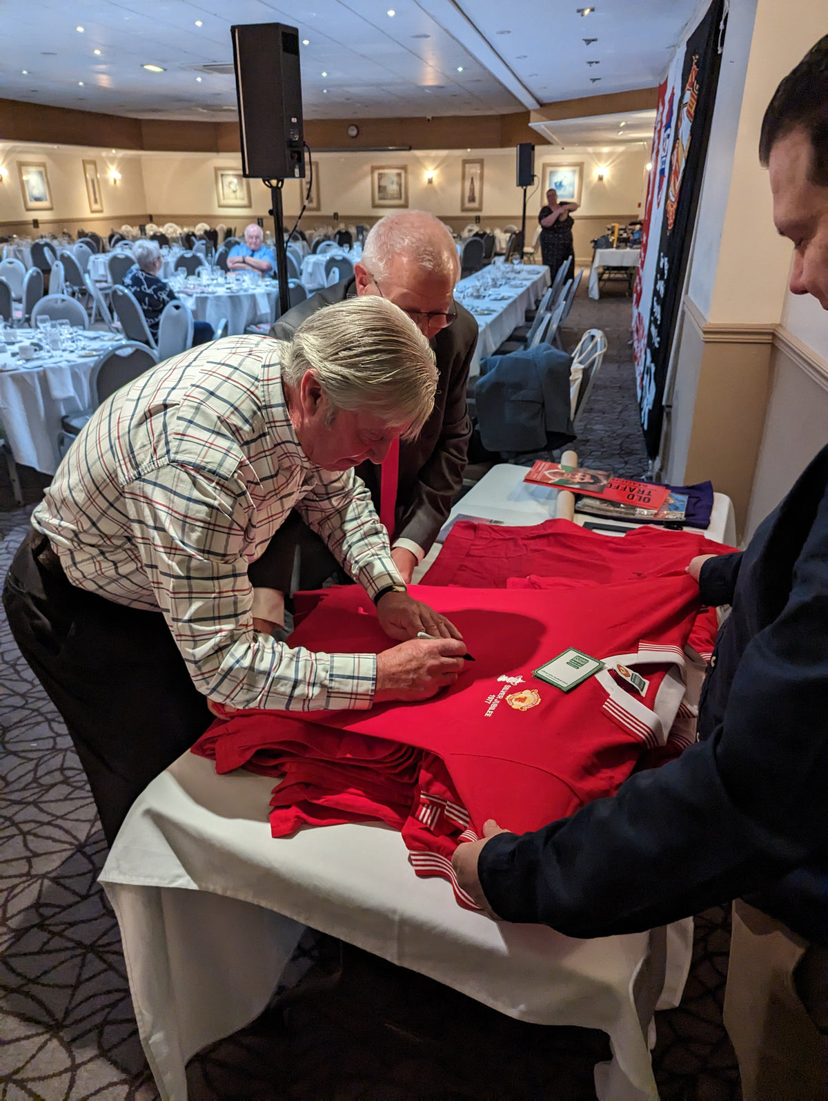 1977 FA Cup Final Shirt Signed by Buchan, Greenhoff, Macari, Pearson & Stepney
