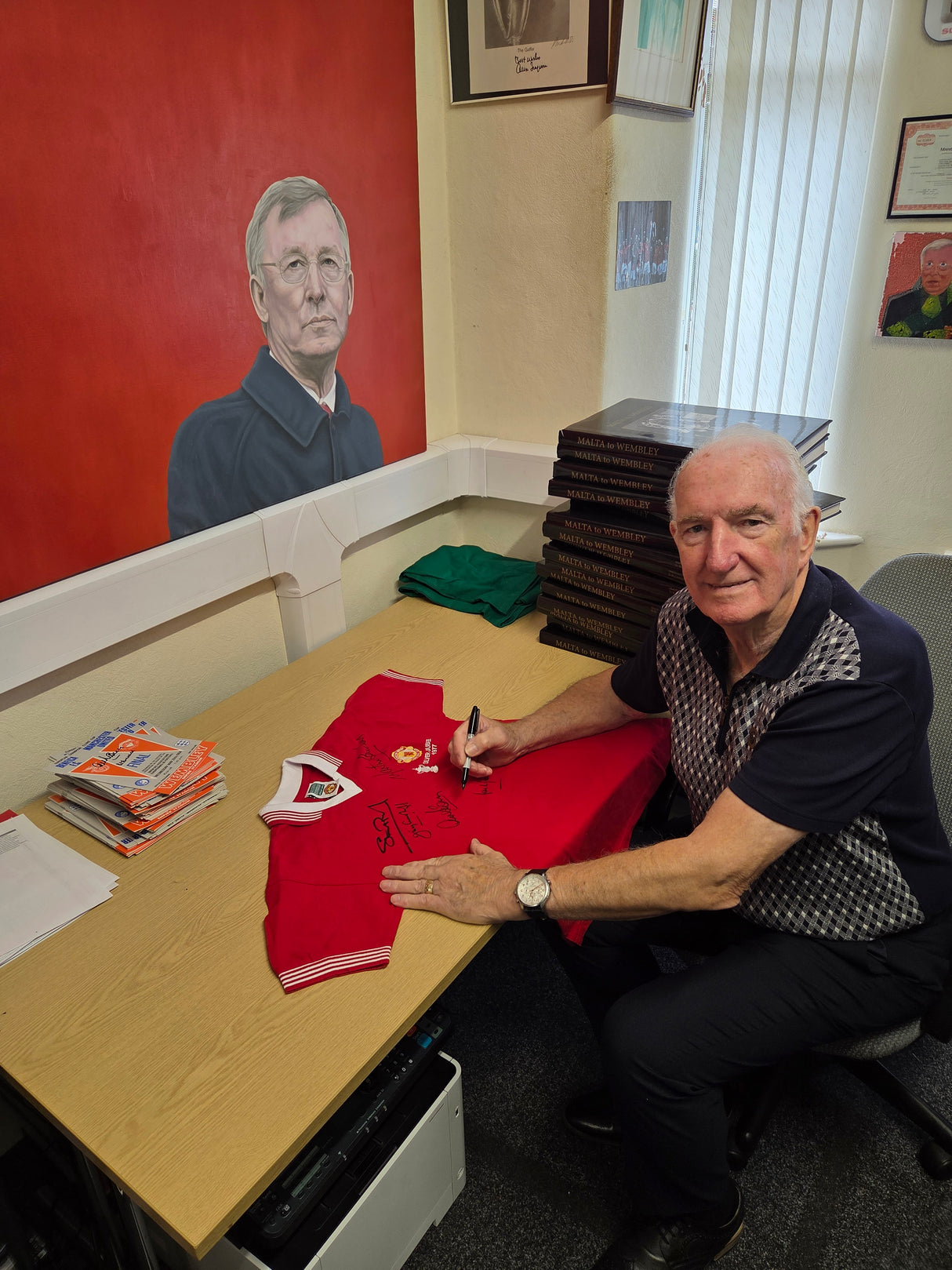 1977 FA Cup Final Shirt Signed by Stepney, Pearson, Greenhoff, Macari and Buchan