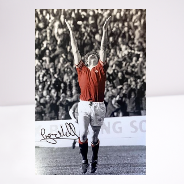 Gordon Hill 1977 Signed Photo - iconic celebration